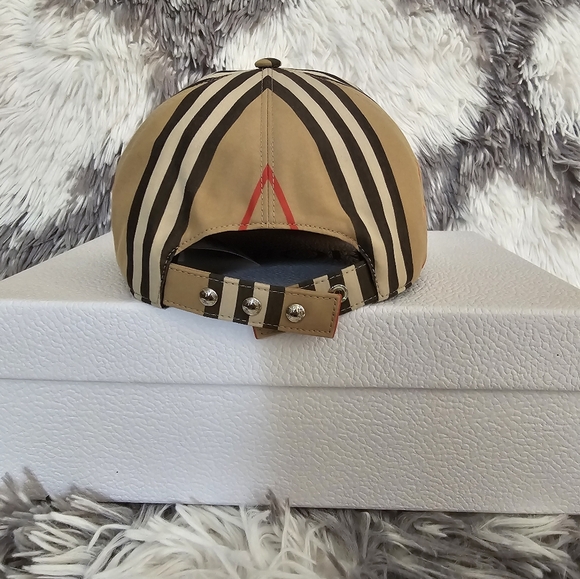 Preloved Burberry baseball hat [Unisex] - Picture 6 of 8